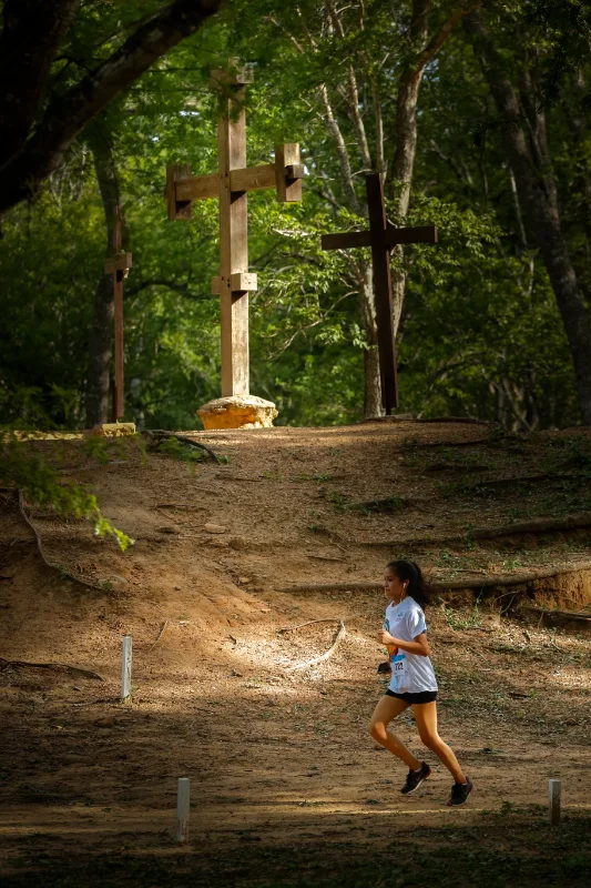 Mujer trotando en el Parque Nacional<br />
Histórico Santa Cruz la Vieja